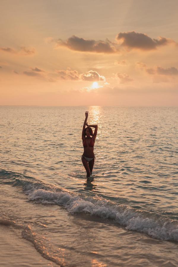 Sunrise By White Sand Dhigurah Дхигура Екстериор снимка