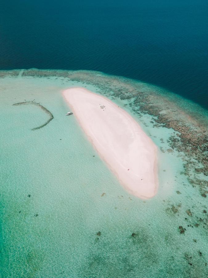 Sunrise By White Sand Dhigurah Дхигура Екстериор снимка
