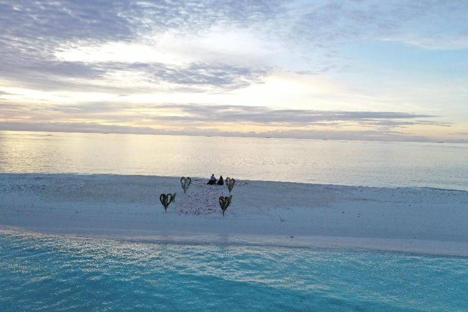 Sunrise By White Sand Dhigurah Дхигура Екстериор снимка